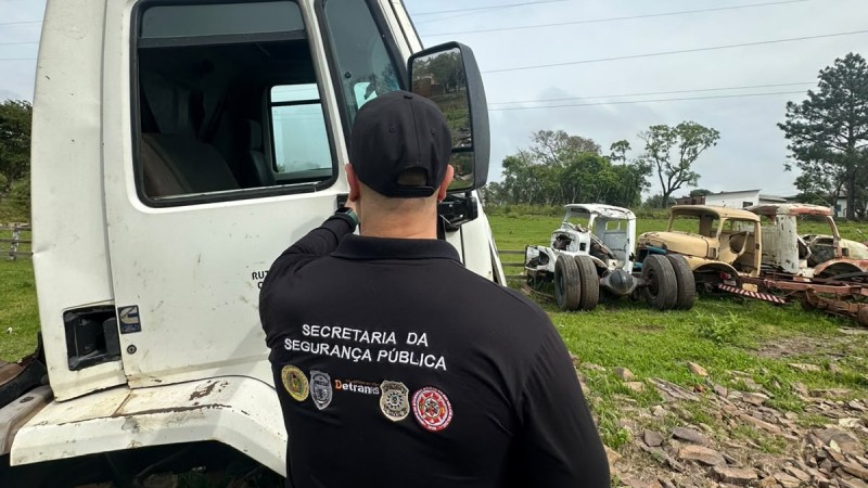 A imagem mostra um servidor da SSP vistoriando um caminh&atilde;o, em uma &aacute;rea aberta, durante a opera&ccedil;&atilde;o Desmanche