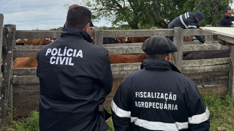 Na imagem, dois servidores da seguran&ccedil;a em meio &agrave; opera&ccedil;&atilde;o.