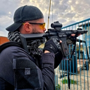 Na imagem policial durante a opera&ccedil;&atilde;o