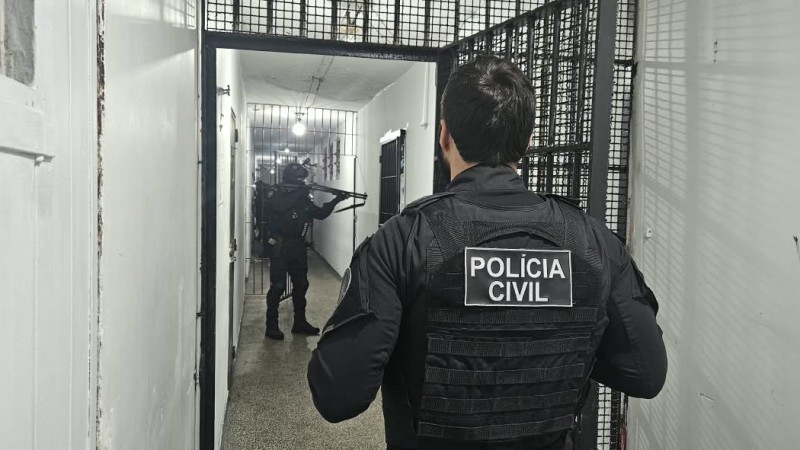 Na imagem policiais na opera&ccedil;&atilde;o em pres&iacute;dio